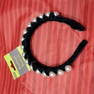 Green Velvet wrapped headband with large pearls. Beautiful and elegant!